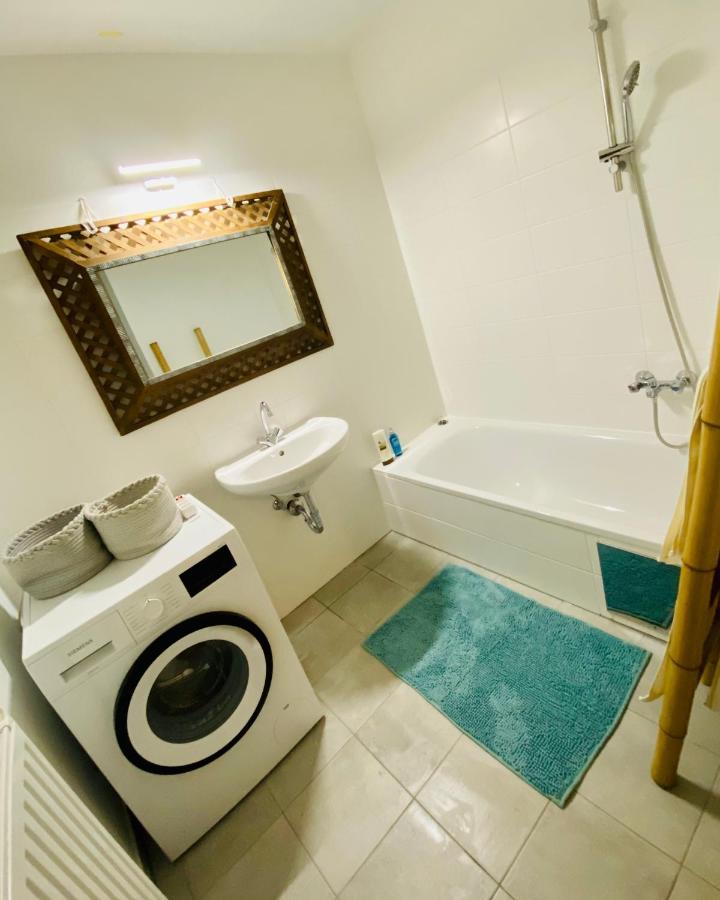 Cozy & Charming City Apartment Wenen Buitenkant foto